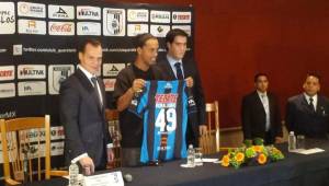 Ronaldinho Gaúcho en la sala de prensa donde se llevó a cabo su presentación. Usará el número 49. (Foto: @Club_Queretaro)