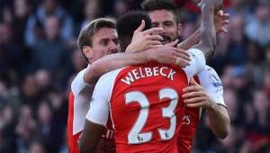 Y entre la 'guerra' de aficionados el Arsenal dominó el partido pero careció de acierto hasta que Welbeck, que había empezado en el banquillo, desequilibró la balanza. Foto AFP