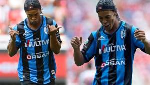 Ronaldinho anotó de penal su primer gol con Querétaro en el estadio Omnilife.