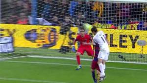 Gareth Bale al momento que remataba de cabeza al ganarle en el salto a Jordi Alba.