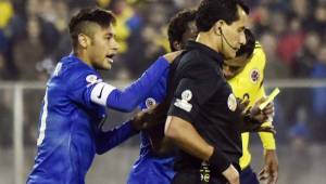 Neymar durante los choques que tuvo con el árbitro.