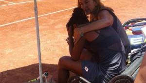 Daniela Seguel llora desconsolada tras ver morir a su padre en la gradería mientras disputaba una final de tenis.