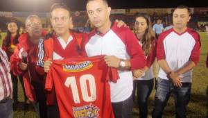Roberto Dip entregó la camisa 10 a Carlos Alvarado Jr, hijo del ex goleador que recién murió.