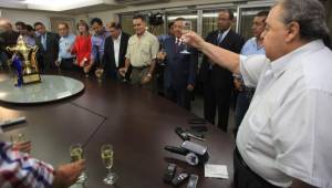 Rafael Ferrari brindó con la junta directiva del Olimpia y cuerpo técnico por la Copa 29 y expresó su orgullo también por ganar Copa Presidente y final de Reservas. Foto Juan Salgado