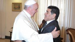 El Papa Francisco durante el encuentro que tuvo con Maradona.