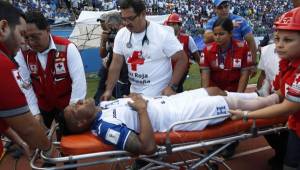 Momentos cuando sacaban de la cancha del Olímpico al hondureño Luis Garrido con los cuatro ligamentos rotos de la rodilla. Foto DIEZ Neptalí Romero