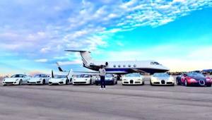 Floyd Mayweather presumió la flota de lujosos autos que posee y también un jet privado. Foto Twitter