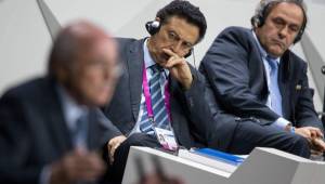Alfredo Hawit escucha a Joseph Blatter en el Congreso de hoy en la FIFA, a su lado Michel Platini, presidente de UEFA.