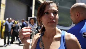 Doña Nora Briceño, de 40 años, quien tuvo que ser sacada del lugar, muestra la foto de Messi.