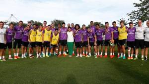 La tenista española Carla Suárez junto a la plantilla del Real Madrid. Foto tomada del sitio web del Real Madrid.