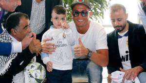 Ahmed acudió después al Santiago Bernabéu, donde tuvo ocasión de pisar el césped de un estadio mítico. (Foto cortesía: Real Madrid).