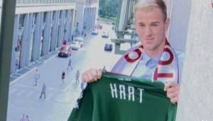 Joe Hart mientras saludaba a los hinchas del Torino desde la terraza del salón donde firmó su contrato.