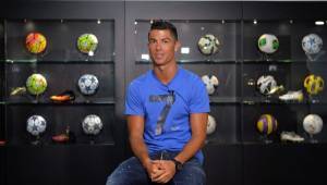 Cristiano Ronaldo durante una visita a la nueva ubicación del museo CR7 dedicado su carrera profesional en Funchal. FOTO AFP.