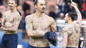 Zlatan Ibrahimovic mostró al mundo la enorme cantidad de tatuajes que tiene en su cuerpo. Foto AFP