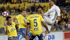 Cristiano Ronaldo fue sustituido y no salió muy contento. Real Madrid no pudo y terminó empatando 2-2 con Las Palmas. Fotos AFP y EFE