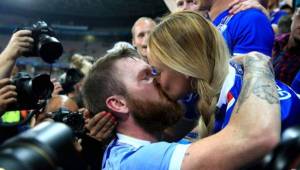 Aron Gunnarsson se ha ganado el respeto de todos en Europa y ha alcanzado en fama a su novia en Islandia.