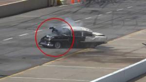 El piloto Kelly Harvey quedó con los pies fuera de su auto, los asistentes pensaron lo peor.