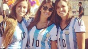 Las hermanas de Antonella siempre lucen la camiseta de Argentina con el número de Messi.