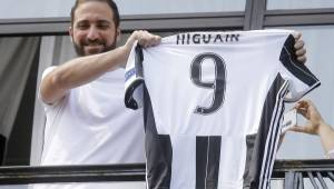 Gonzalo Higuaín posando con la camisa de la Juventus.
