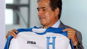 Jorge Luis Pinto en la presentación de la nueva camiseta de la Selección Nacional de Honduras.