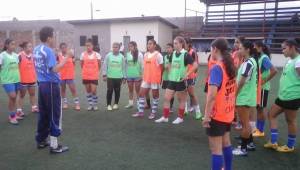 El entrenador nacional Miguel Escalante comanda a la Selección femenina de Honduras Sub-20.