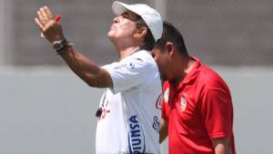Jorge Luis Pinto se molestó con un afcionado que le gritaba al árbitro en amistoso de la Sub-23 de Honduras.