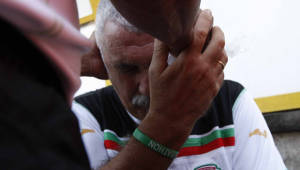 Manuel Keosseián al momento que era atendido por el cuerpo médico luego de ser agredido. Foto Delmer Martínez