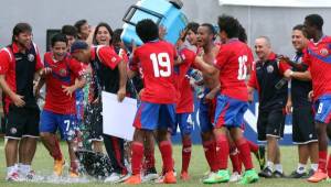 Los jugadores de Costa Rica celebraron en el Morazán el pase al Mundial Sub-17 de Chile y le echaron encima el agua helada al técnico Marcelo Herrera. Foto Melvin Cubas