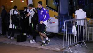 Un frío recibimiento tuvo la selección de Brasil a su arribo a Río de Janeiro para el juego con Honduras este miércoles en el Maracaná. Fotos Juan Salgado