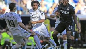 David Suazo manejando el balón ante la marca de Fernado Sanz y Christian Karembeu (EFE)