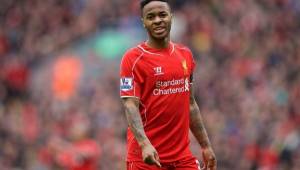 Según 'Bild', Sterling, actualmente en el Liverpool, es el principal candidato del club bávaro. Foto AFP