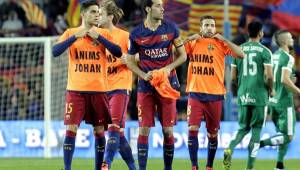 Las camisetas de los jugadores del Barcelona eran de color naranja, como el emblemático equipaje de la selección de Holanda que vistió Cruyff. Fotos EFE y AFP