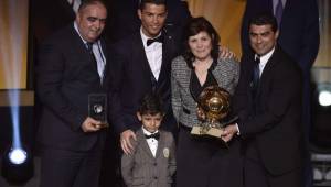 Cristiano Ronaldo posando con su familia y su nuevo Balón de Oro. (Foto: AFP)
