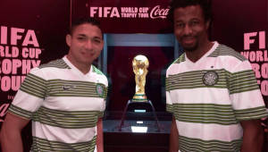 Emilio Izaguirre aparece junto a su compañero nigeriano Ambrose Efe, ambos estarán en el Mundial. Foto Celtic