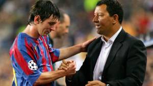 Henk Ten Cate, ex asistente de Rijkaard en Barcelona, ha revelado las causas por las que, a su juicio, Leo Messi sigue en el club azulgrana. Foto AFP