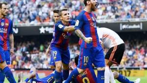 Momento en que Messi increpó a los aficionados del Valencia por el famoso botellazo.
