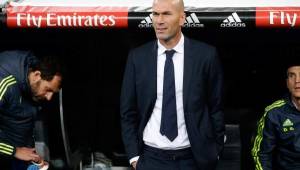 Zidane llegó este sábado al estadio con la sonrisa en los labios y con traje y corbata. Foto EFE