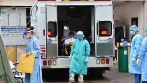 Un paciente de coronavirus llega a uno de los centros asistenciales en Tegucigalpa para recibir atención médica. Fotos AFP