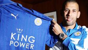 Islam Slimani fue presentado como nuevo jugador del Leicester.