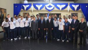 La Selección de Honduras Sub-20 posó con federativos y el Presidente Juan Orlando Hernández. (Fotos: Juan Salgado)