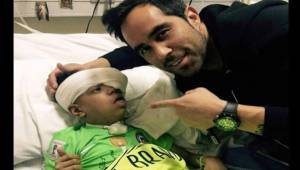 Claudio Bravo junto al pequeño que sufre de cáncer.