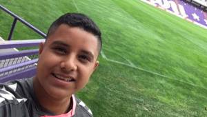 El joven arquero Nelson Ávalos se tomo una 'selfie' con el estadio José Zorrilla del Valladolid. (El Gráfico)
