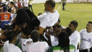 El entrenador hondureño del Juticalpa fue levantado en brazos por los jugadores y algunoas aficionados tras ganar la Copa Presidente. Foto Juan Salgado