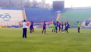 Los jugadores del Motagua saltaron al césped del Nacional, pero las reservas del Honduras Progreso no aparecieron. Foto @BantuSportsNews
