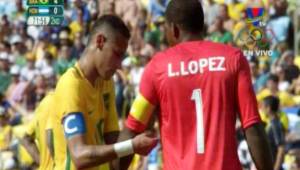Luis López recibió el gafete de capitán de parte de Neymar.