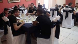 Los jugadores del Motagua almorzaron en La Ceiba y luego partieron vía terrestre a Tocoa para el partido de ida de semifinal este domingo ante Real Sociedad. Foto Javier Rosales