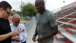 Carl Lewis vio de cerca el entrenamiento de la selección de Honduras en Houston. Foto Jorge Fermán