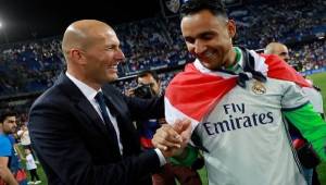 Zinedine Zidane y Keylor Navas festejando el título de liga obtenido por el Real Madrid en la temporada que terminó recientemente.