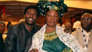 Emmanuel Adebayor lanzó una grave acusación contra su madre y hermanas.