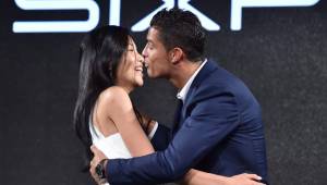 Cristiano Ronaldo abraza a una modelo durante el evento promocional en Tokio.